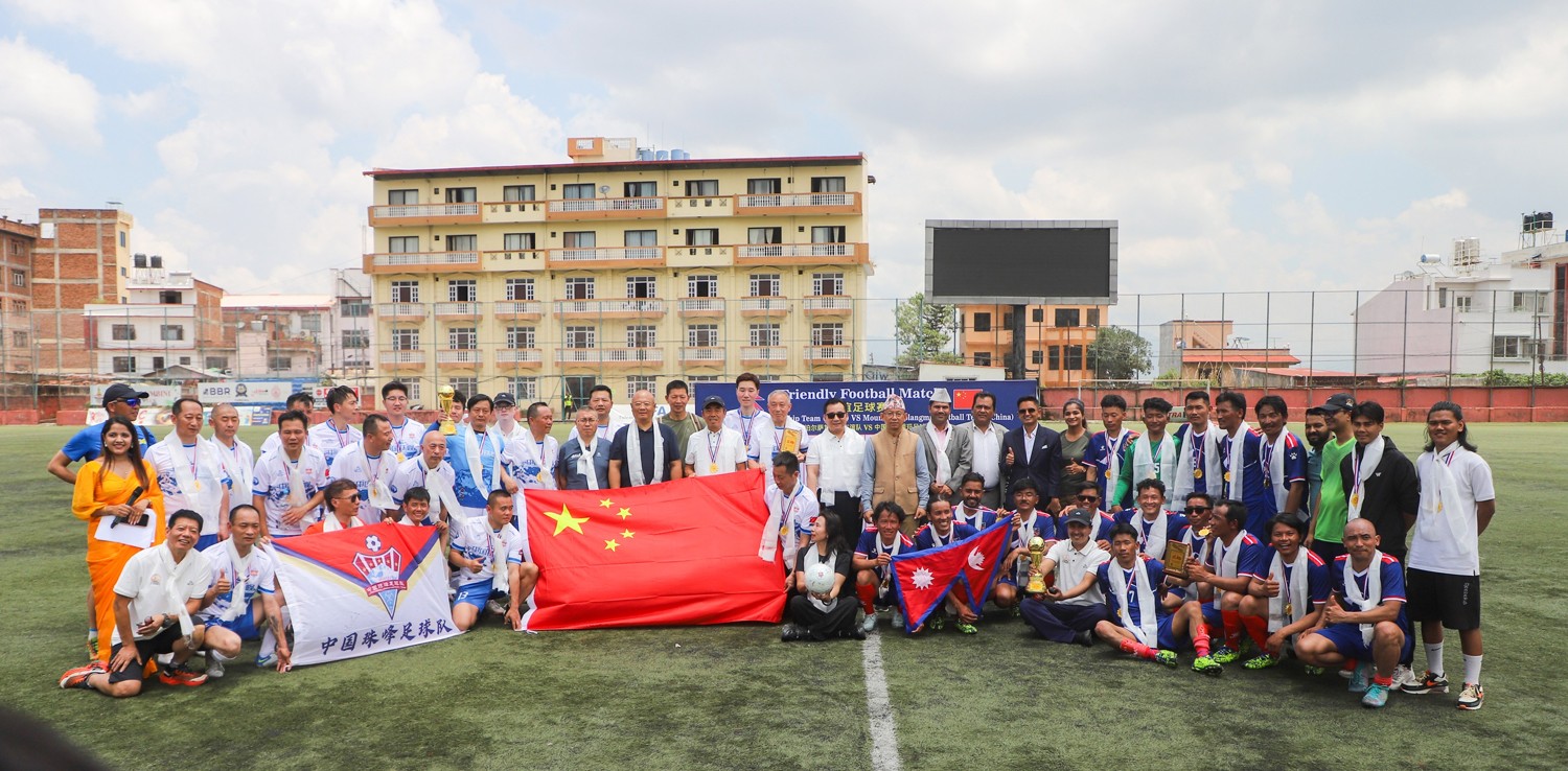 नेपाल र चीनको सगरमाथा आरोहीबीच मैत्रीपूर्ण फुटबल खेल सम्पन्न