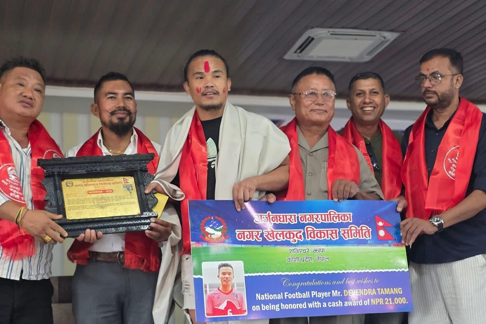 अर्जुनधारा नगरपालिकाद्वारा पूर्व अन्तर्राष्ट्रिय खेलाडी देवेन्द्र सम्मानित
